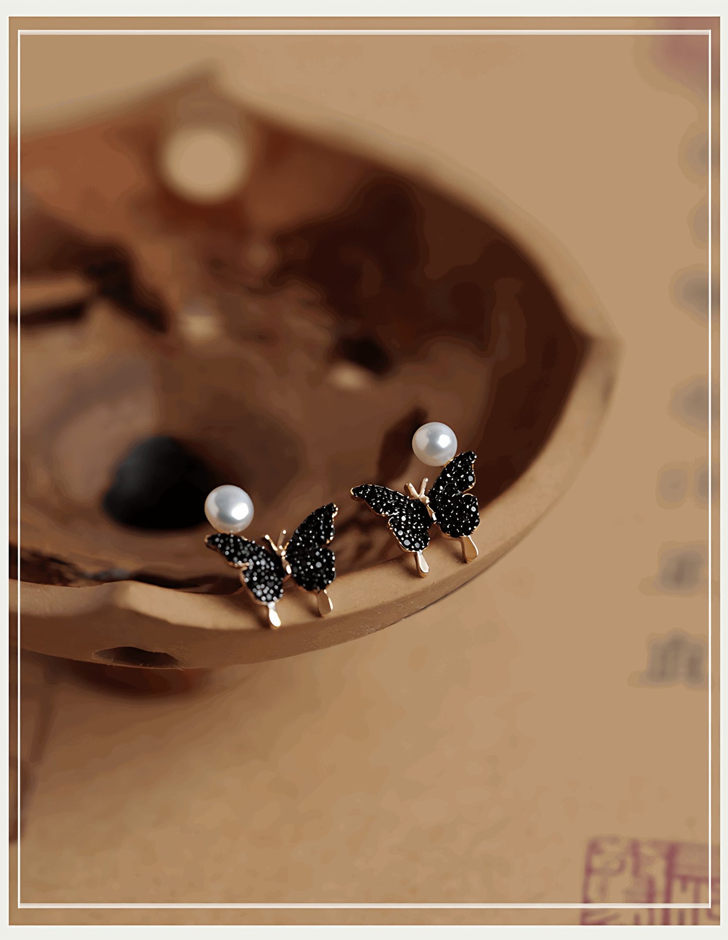 Elegance Earrings, detail view of the handcrafted silver earrings