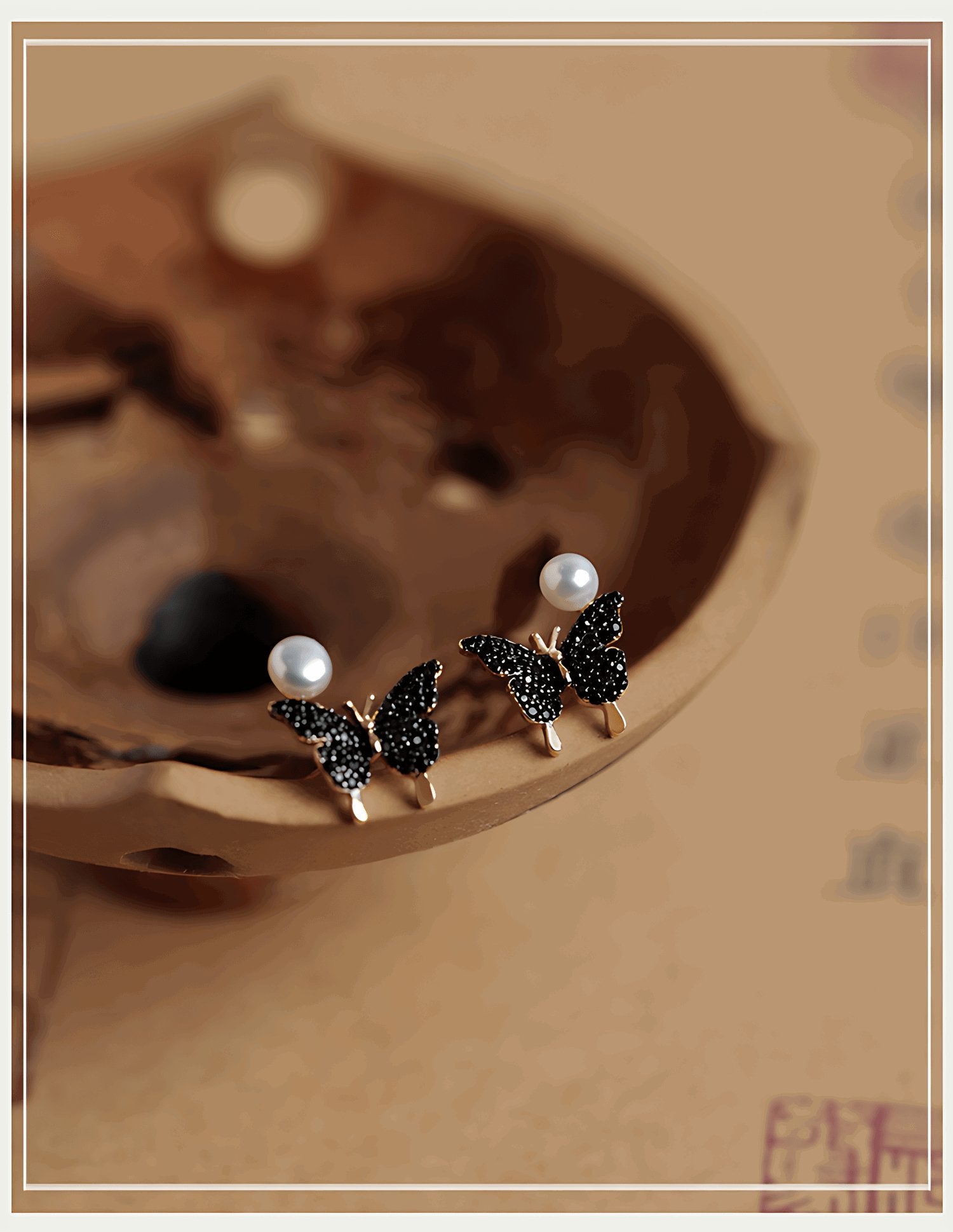 Elegance Earrings, detail view of the handcrafted silver earrings