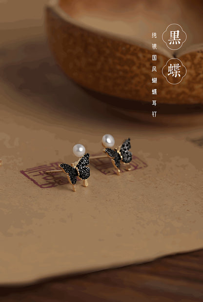 Elegance Earrings, detail view of the handcrafted silver earrings