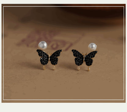 Elegance Earrings, detail view of the handcrafted silver earrings