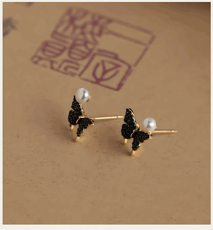 Elegance Earrings, detail view of the handcrafted silver earrings