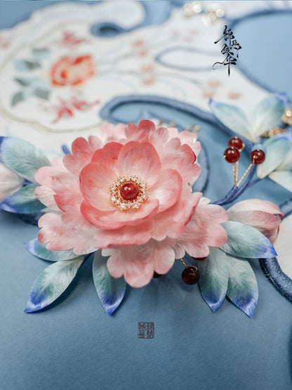 Feiyun Diexiu Handmade Silk Ronghua Flower Hair Comb, detail view of the handcrafted silk velvet flower hair comb