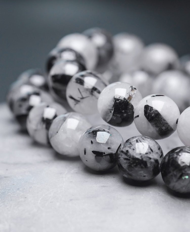 Chinese crystal bracelet with ink wash, detail view of the handcrafted silver bracelet