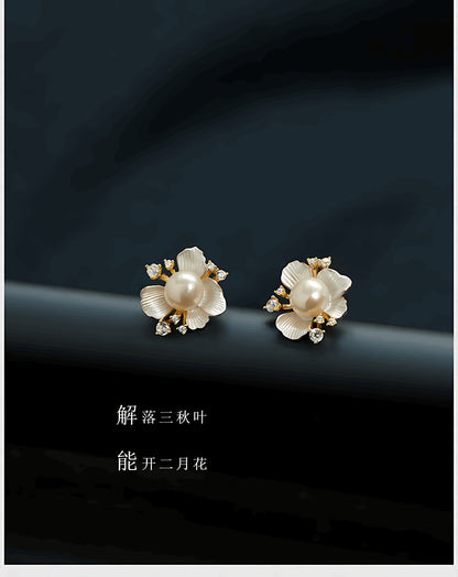 Pearl Flower Gold Plated Earrings, detail view of the handcrafted pearl earrings