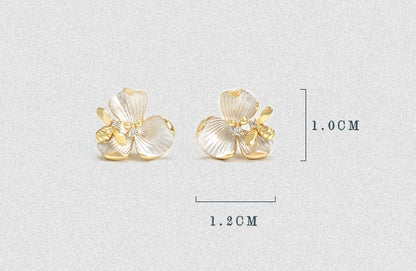 Tiny Flower Earring, detail view of the handcrafted silver earrings