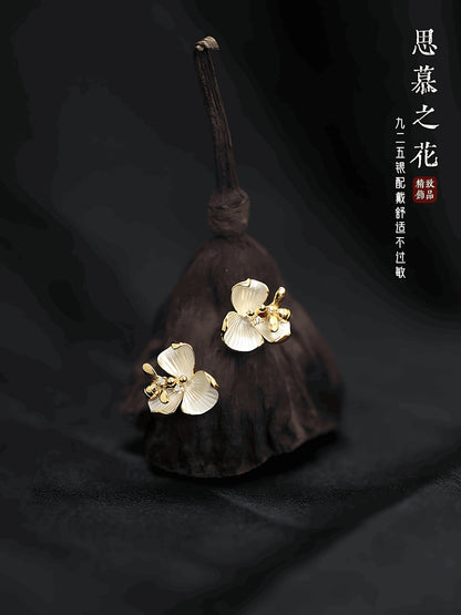 Tiny Flower Earring, detail view of the handcrafted silver earrings